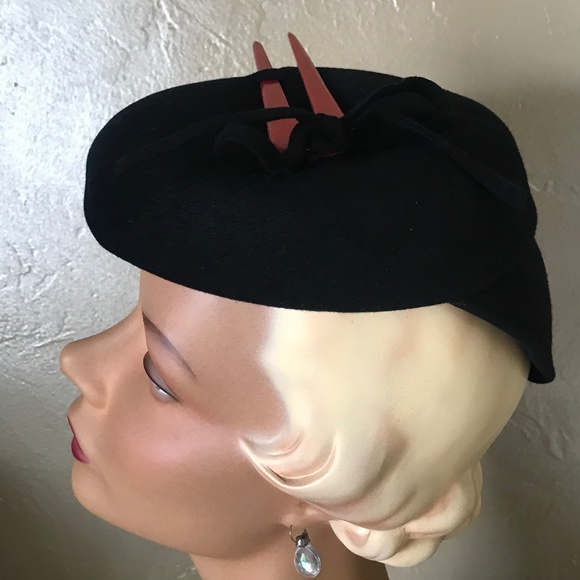 SWANKY 1940s' BLACK FELT TILT HAT WITH RED BAKELITE TRIM - Picture 3 of 12
